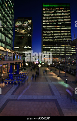 Canary Wharf und Canada Square, Wolkenkratzer in der Abenddämmerung, Docklands, London, England, UK, Europa Stockfoto