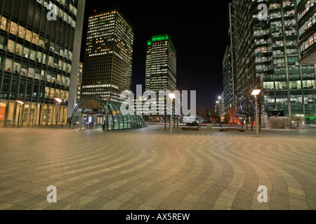Canary Wharf mit Canada Square, Eingang zur u-Bahn Station und Wolkenkratzer, Docklands, London, England, UK, Europa Stockfoto