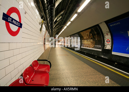 St. Pauls underground Station und Zeichen, London, England, UK, Europa Stockfoto