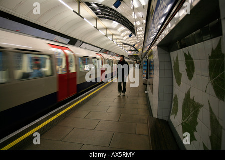 Tubus Logo, grüne Blätter auf Wandfliesen und Zug angekommen, Green Park u-Bahn Station, London, England, UK, Europa Stockfoto