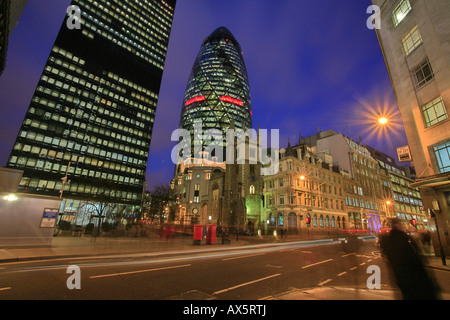 Swiss Re Tower (aka 30 St. Mary Axe, "The Gherkin") bei Dämmerung, London, England, UK, Europe Stockfoto