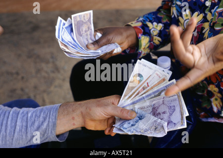 Libreville, Gabun. Geldwechsler mit Gabun Währung im Austausch für britische Pfund und französischen Franken. Stockfoto