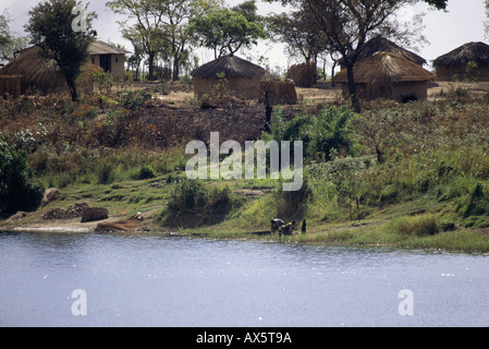 Kabinga, Sambia. Dorf mit kleinen landwirtschaftlichen Gemüsegarten und strohgedeckten Adobe beherbergt neben See Chaya. Stockfoto