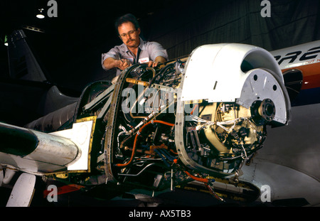 Eine Arbeitskraft, die Montage der elektrischen Komponenten eines Turbo-Prop-Motors Stockfoto