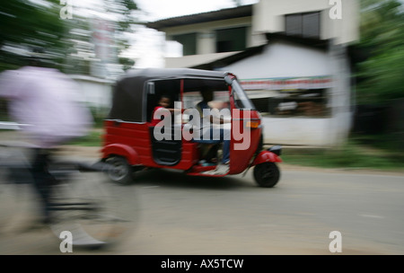 Tuk-Tuk Fahrt durch Hanwella, Sri Lanka, Südasien Stockfoto