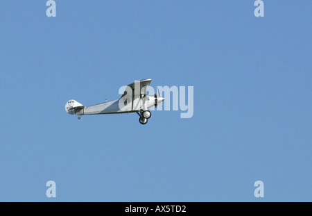 Eine Replik von Spirit of St. Louis fliegt durch einen klaren, blauen Himmel auf der Dayton-Airshow Stockfoto