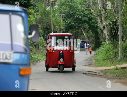 Tuk-Tuk Fahrt durch Hanwella, Sri Lanka, Südasien Stockfoto