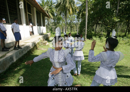 Kinder spielen einen traditionellen Tanz an einer Schule für gehörlose Kinder in Tangalle, Sri Lanka, Asien Stockfoto