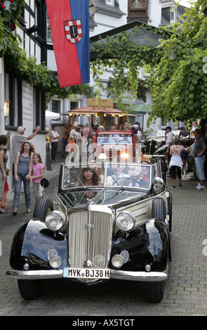 Zwei Oldtimer Horch während der Eröffnungszeremonie für Deutschlands älteste Weinfest in Winningen an der Mosel, Rheinland-Pa Stockfoto