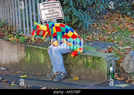 Betrunkener Clown am Straßenrand, Karneval in Köln, Nordrhein-Westfalen, Deutschland, Europa Stockfoto