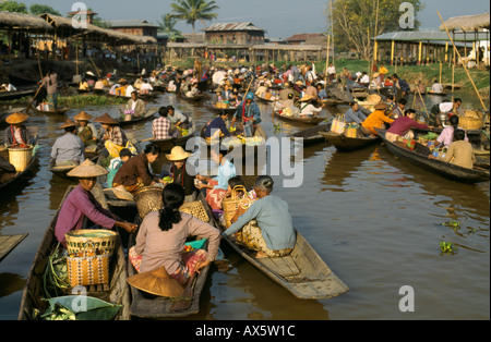 Die Ywama schwimmenden Markt in der Morgendämmerung am Inle-See in Myanmar. Stockfoto