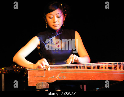 Chinesische Dame erklingt in der Festival-Show von Sheffield 2008 chinesische Laterne Stockfoto