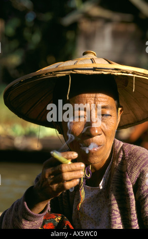 Porträt eines Händlers auf der Ywama schwimmenden Markt am Inle-See in Myanmar. Stockfoto