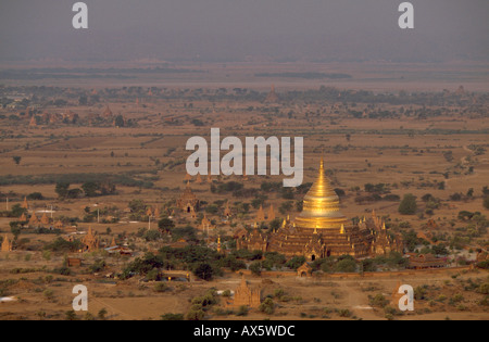 Sonnenaufgang über der Dhammayazika-Pagode (aus einem Heißluftballon betrachtet), in Bagan Myanmar Stockfoto