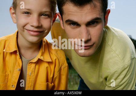 Vater und Sohn, Blick in die Kamera Stockfoto