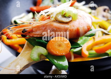 Gemüse und Garnelen im Wok zubereitet Stockfoto