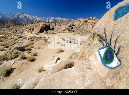 Auge gemalt auf Sandsteinfelsen in der Nähe von Trona Pinnacles, Sierra Nevada, Kalifornien, USA, Nordamerika Stockfoto