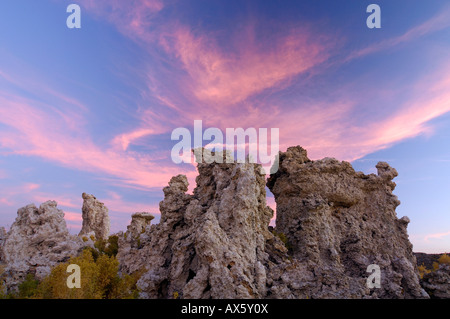 Rote Wolken bilden über interessante Tuff Felsformationen am Abend, Mono Lake, Lee Vining, California, USA Stockfoto