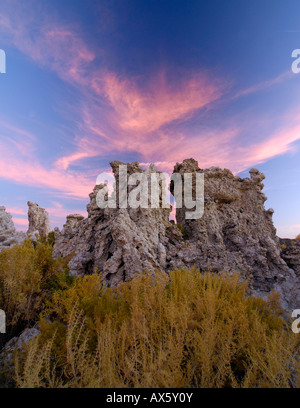 Rote Wolken bilden über interessante Tuff Felsformationen am Abend, Mono Lake, Lee Vining, California, USA Stockfoto