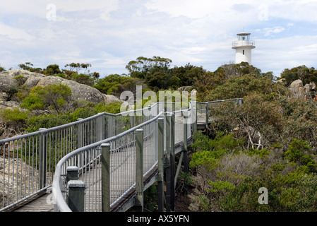 Promenade führt zum Leuchtturm von Tourville im Freycinet National Park entlang der östlichen Küste von Tasmanien, Australien Stockfoto