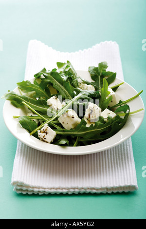 Rucola-Salat mit Feta-Käse Stockfoto