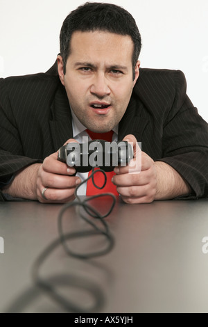 Geschäftsmann spielen von Videospielen an seinem Schreibtisch Stockfoto