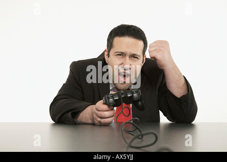 Geschäftsmann spielen von Videospielen an seinem Schreibtisch Stockfoto
