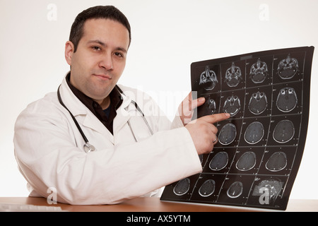 Arzt mit Stethoskop auf ein CT-Scan Bild eines Schädels Stockfoto