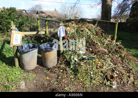 Abfall auf dem Hof der Kirche St. Peter und St. Paul in Northleach in den Cotswolds Stockfoto