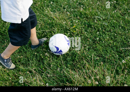 Jungen Fußball spielen Stockfoto
