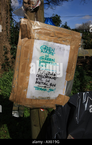 Abfall auf dem Hof der Kirche St. Peter und St. Paul in Northleach in den Cotswolds Stockfoto