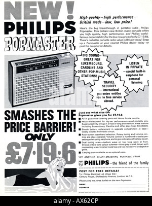 1960er Jahre sechziger Jahre Werbung für Philips Popmaster tragbarer Transistorradio für nur zur redaktionellen Nutzung Stockfoto