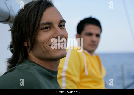 Zwei Männer auf einem Segelboot Stockfoto