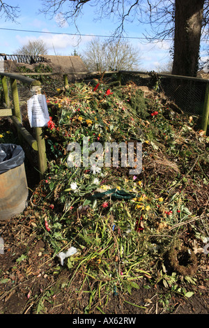 Abfall auf dem Hof der Kirche St. Peter und St. Paul in Northleach in den Cotswolds Stockfoto