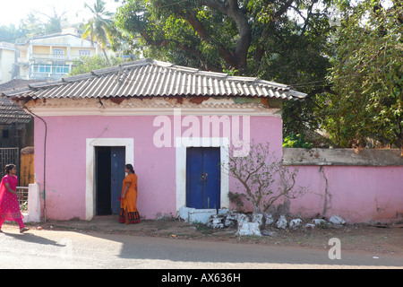 Ein bröckelndes altes Gebäude in Fontainhas, einem historischen portugiesischen Viertel von Panaji (Panjim), Goa, Indien. Stockfoto