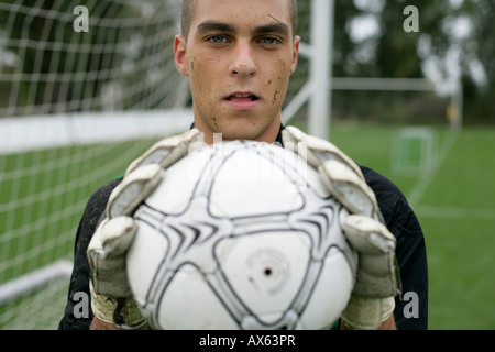 Torwart, Fußball in den Händen hält Stockfoto