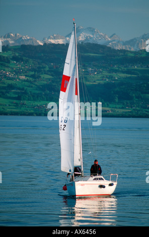 Segelboot auf Lake Constance Kressbronn und Alp Berge See Bodensee Baden-Württemberg Deutschland, Mai 2003 Stockfoto