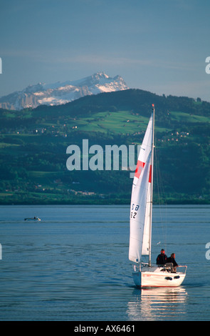 Segelboot auf Lake Constance Kressbronn und Alp Bergen Baden-Württemberg Deutschland, Mai 2003 Stockfoto