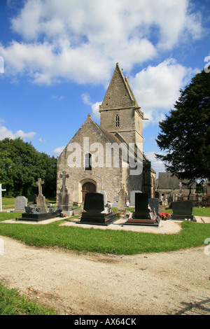 Im Inneren der Kirchhof der Dorfkirche in Angoville-au-Ebene, (Nr Carentan), Normandie, Frankreich. Stockfoto