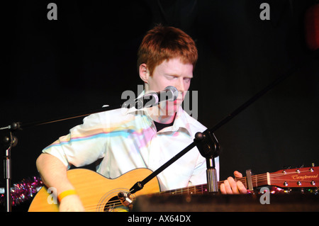 Student an der Sheffield 2008 chinesische Laterne Festival Show University Of Sheffield durchführen Stockfoto