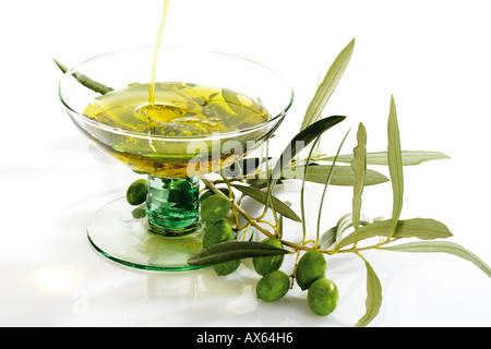Frische grüne Oliven und Olivenöl in Glasschale Stockfoto