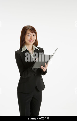 Fröhlich Executive holding eine Datei Porträt Stockfoto