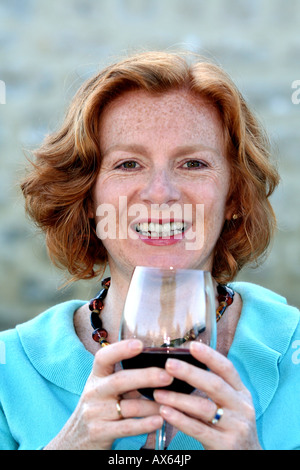 Junge Dame mit einem großen Glas Rotwein Stockfoto