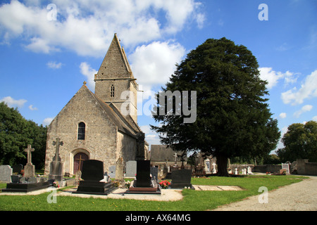 Im Inneren der Kirchhof der Dorfkirche in Angoville-au-Ebene, (Nr Carentan), Normandie, Frankreich. Stockfoto