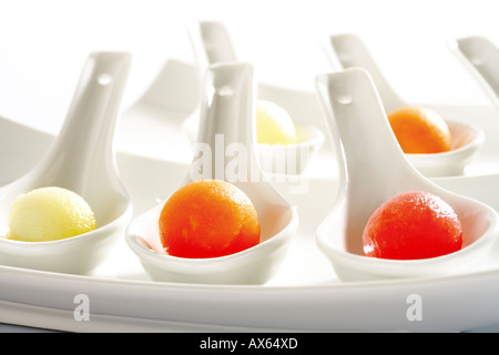 Melonenkugeln auf Löffeln Stockfoto
