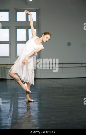 Weibliche Ballett-Tänzerin posiert Stockfoto