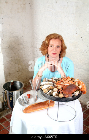 Junge Dame in einem Fischrestaurant Stockfoto