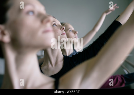 Weibliche Ballett-Tänzer, die Ausübung Stockfoto