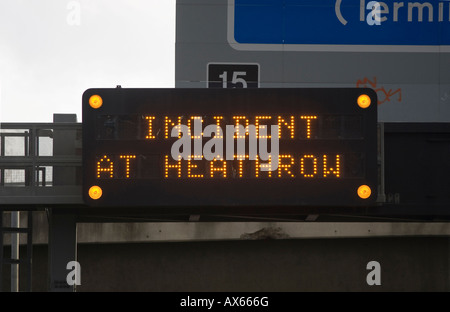 Ein Schild an der Autobahn M25 warnt Fahrer eines Flugzeugabsturzes Stockfoto