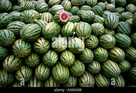 2. Juli 2006 - Stapel Wassermelonen an Kashgars Sonntagsmarkt in der chinesischen Provinz Xinjiang. Stockfoto
